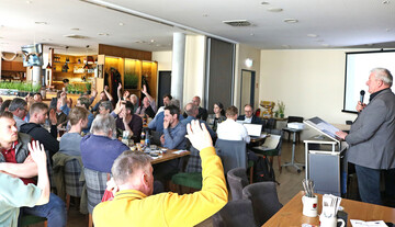 Volles Haus bei der Generalversammlung der MEG S�dwest im Platzhirsch in Schorndorf. Der Vorsitzende Walter Bauer appellierte an die Milcherzeuger, ihre Milchanlieferungsmengen in Schach zu halten und wenn m�glich abzusenken, weil sonst zu viel Milch den Markt aus dem Gleichgewicht bringt und den Milchpreis nach unten zieht.