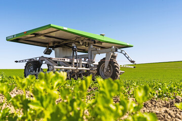 Der Farmdroid FD 20 speichert mithilfe des GPS die Position der ges�ten Pflanzen und kann so in der Reihe hacken, ohne die Kulturpflanze zu sch�digen.