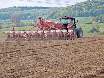 Nur in feinkr�meligem Boden keimt das Saatgut schnell. Verdichtungen und Staun�sse hingegen sind Gift f�r einen gleichm��igen Aufgang der Maissaat.