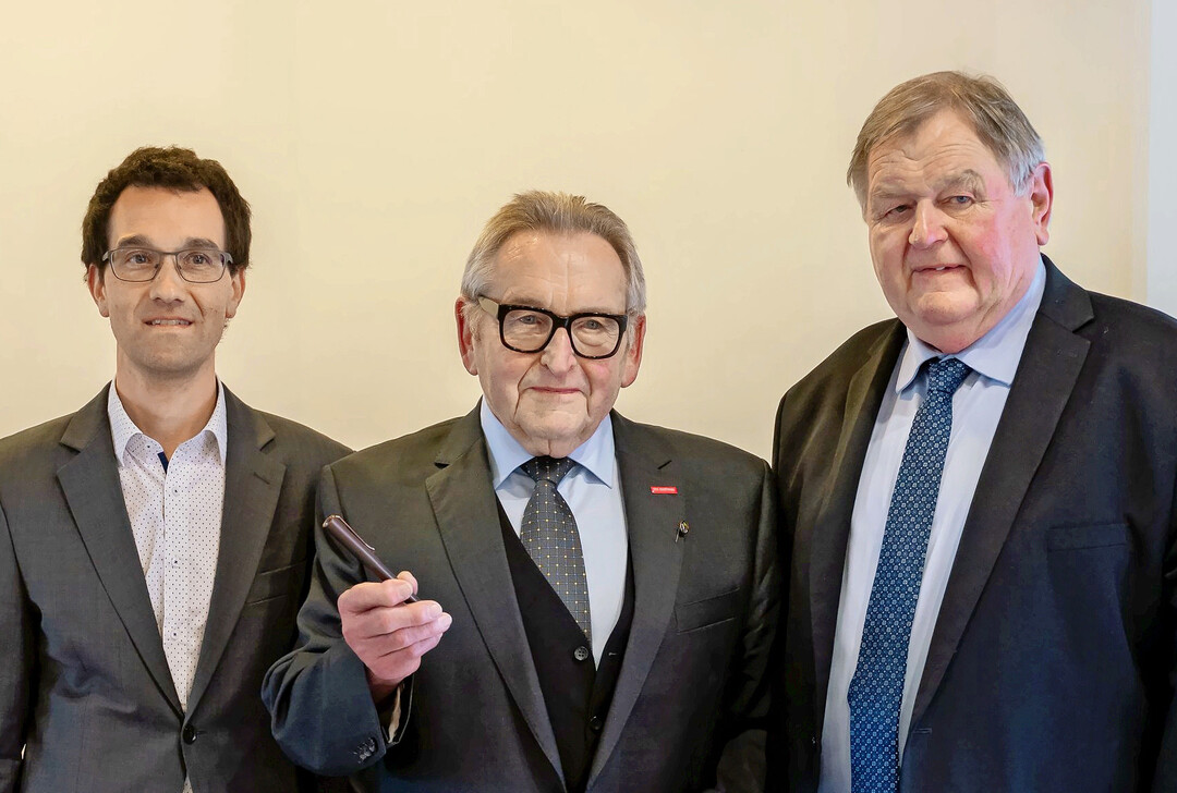 Heinz Klipfel (Mitte) erhielt von Innungsmeister Kurt Neuscheler (r.) einen neuen Klipfel-Stift geschenkt. Diese Art von Stiften ist sein Markenzeichen und kam bei zahlreichen Pr�fungen zum Einsatz; links im Bild Michael Wurth. 