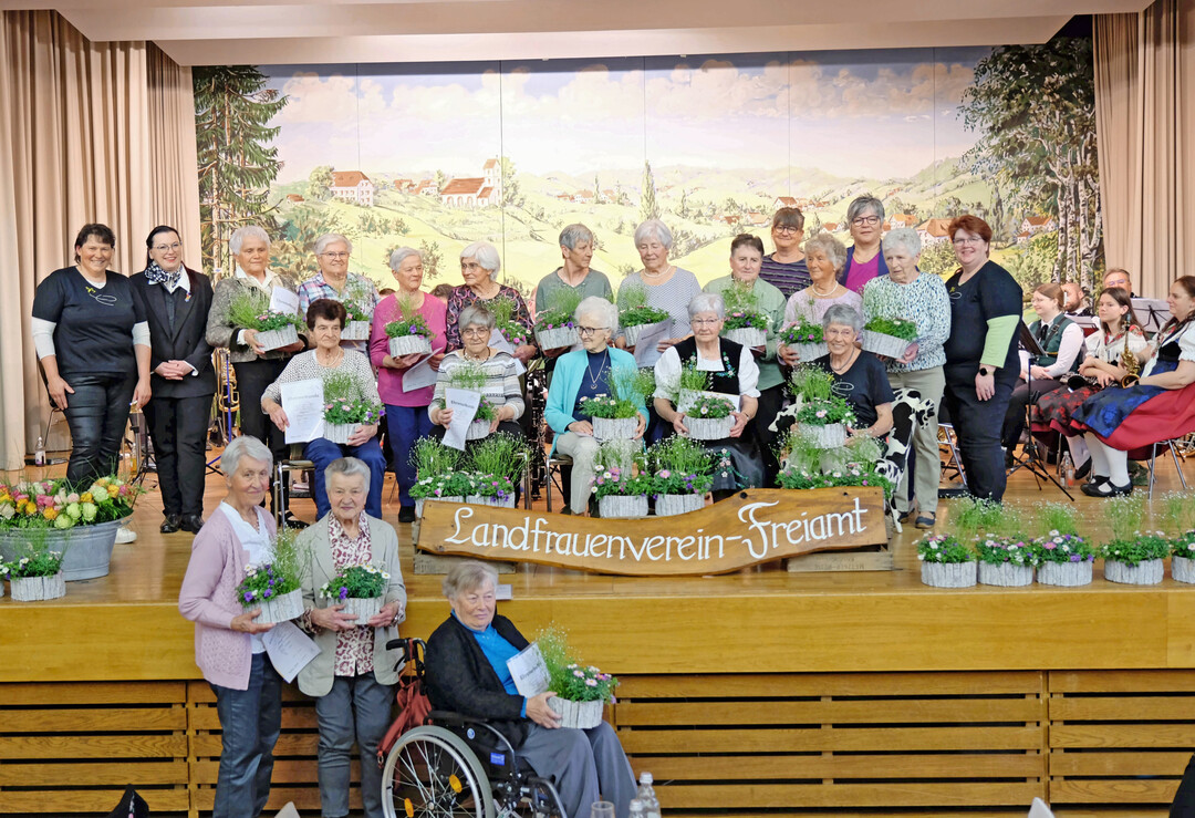 Die langj�hrigen Vereinsmitglieder freuten sich �ber die Ehrung.