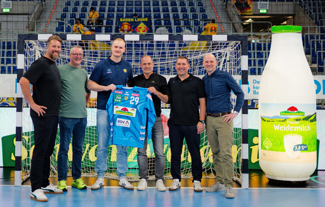 Das Logo der Schwarzwaldmilch nimmt nun die gesamte Trikotbrust ein. 