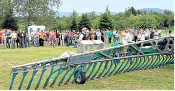Die Bandbreite der Technik zur G�lleausbringung wurde bei einer praktischen Vorf�hrung gezeigt. Vom Schwanenhals und Schwenkverteiler �ber Schleppschlauch und Schleppschuh (hier im Bild) bis zum Schlitzger�t war alles vertreten.