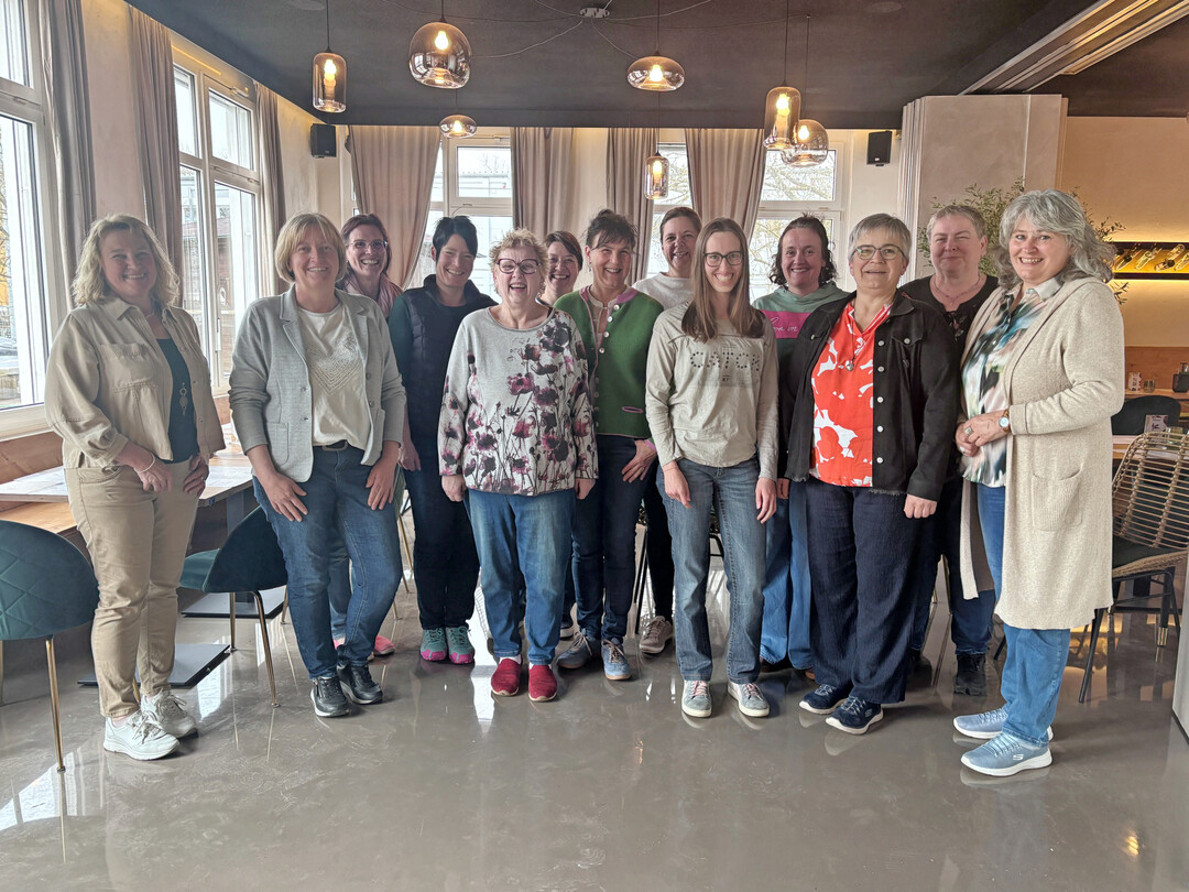 Die Teilnehmerinnen mit der Lehrgangsleitung Margit Hanselmann (l.) und der Vizepr�sidentin des Landfrauenverbands W�rttemberg-Hohenzollern Doris H�rle (r.) am Tag der Zertifikats�bergabe.