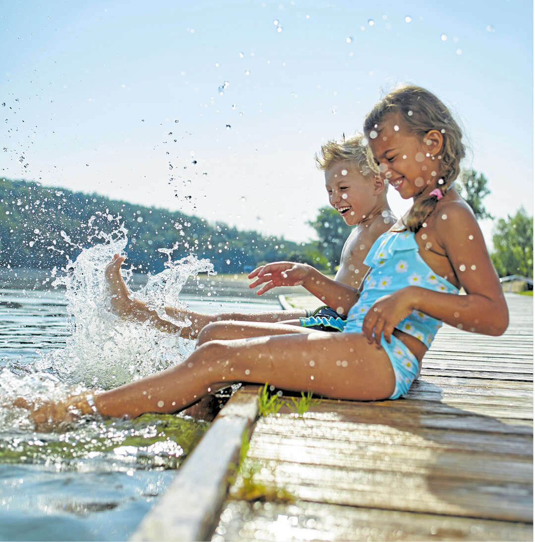 Die Temperaturen steigen und die Ferienzeit ist jetzt Mitte Juni voll im Gange. Was gibt es Sch�neres als den Tag am Badesee zu verbringen und die Seele baumeln zu lassen? Laut dem j�hrlichen Qualit�tsbericht zu Badegew�ssern in Europa erf�llen knapp 85 Prozent der europ�ischen Badegebiete die strengsten Anforderungen der Badegew�sserrichtlinie. In Deutschland sind es sogar 90 Prozent. Also nichts wie los an den n�chsten See und den Sommer genie�en, wenn er sich schon mal von seiner besten Seite zeigt!