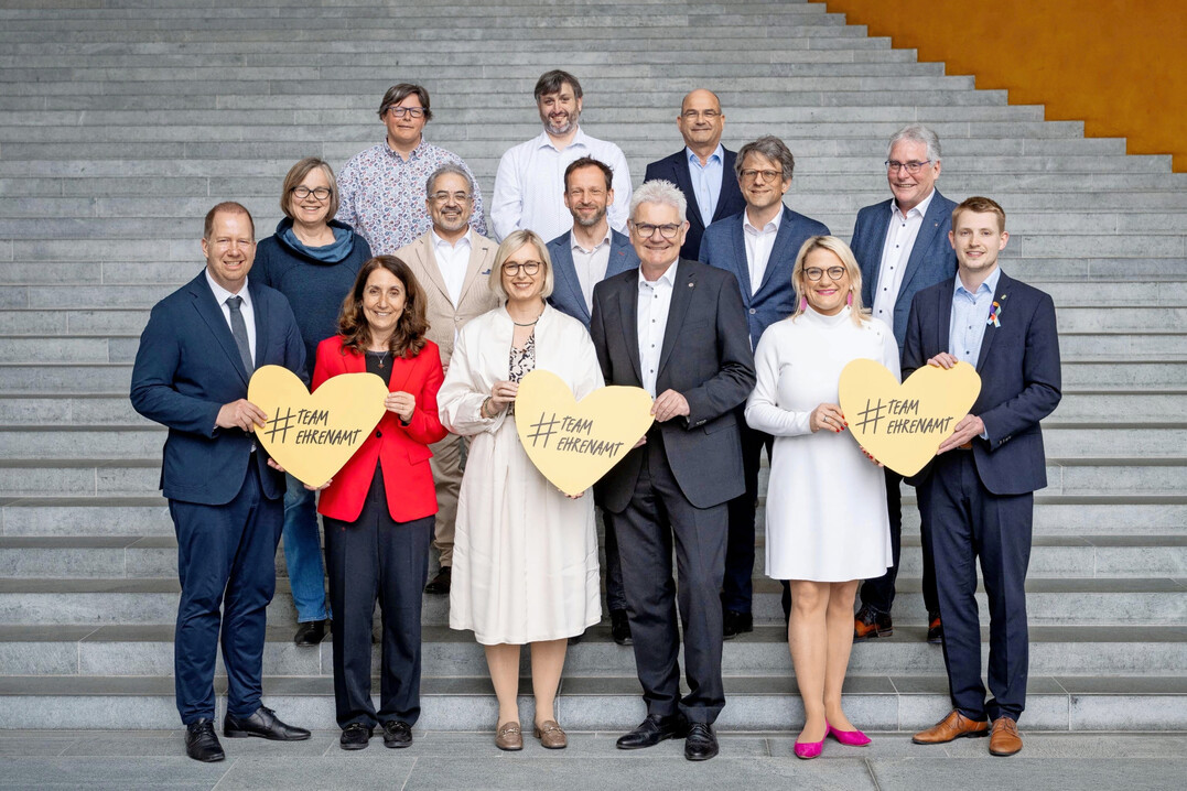 Das Ehrenamt ist wichtig f�r die l�ndlichen R�ume. �Wer Ehrenamt st�rkt, sichert Zukunft vor Ort�, bringt es Lars Ruschmeyer (ganz rechts), Vorsitzender des BDL auf den Punkt.