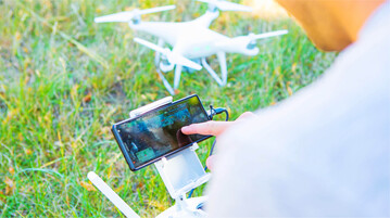 Das Smartphone kann mit passender App problemlos als Fernbedienung einer Drohne eingesetzt werden.