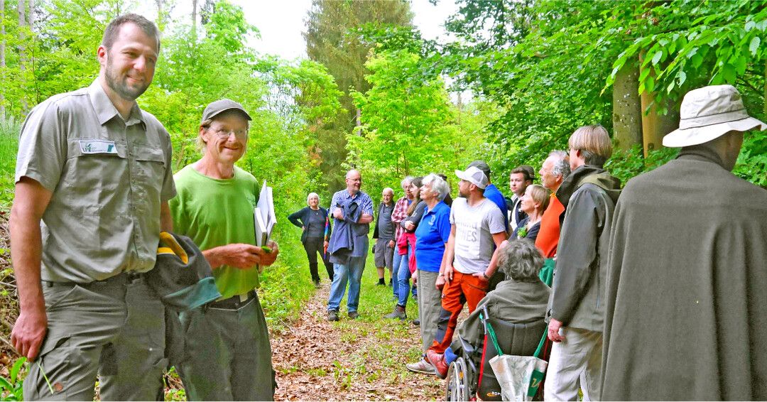 In der Baumsammlung von J�rgen Mayer (2. v. l.) gibt es manche Sch�tze zu entdecken. F�rster Michael Laible (l.) erkl�rte die notwendigen Ver�nderungen in der Waldbewirtschaftung.