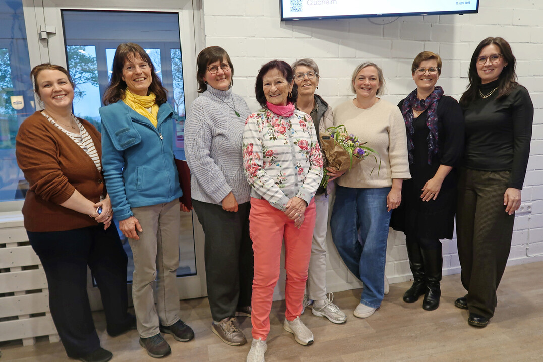 Vorsitzende Lisa Ebneth (r.) und ihre Stellvertreterin Sabrina Schorer (2. v. r.)  freuten sich mit den Geehrten.