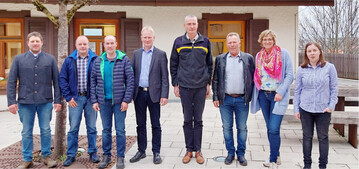Die Bauernwald AG unter dem Vorsitz von Hubert Kucher (4. v. l.) mit Mirijan Gogic (Mitte), Leiter Forstamt Ravensburg und LBV-Vizepräsidentin Roswitha Geyer-Fäßler (2.v.r.).