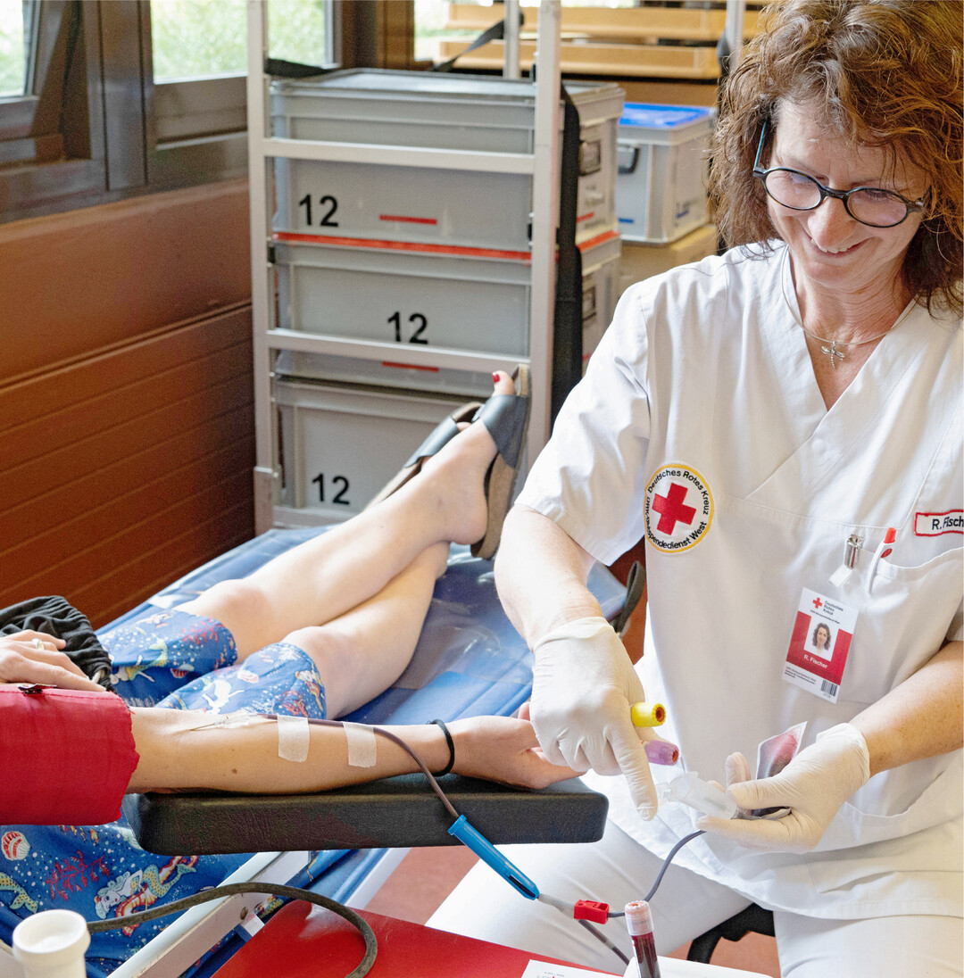 Blut spenden  Leben retten Am 14. Juni war. Anl�sslich dessen rufen der Beauftragte der Bundesregierung f�r die Belange der Patientinnen und Patienten und die Bundeszentrale f�r gesundheitliche Aufkl�rung (BZgA) gemeinsam mit Blutspendeeinrichtungen bundesweit dazu auf, Blut und Plasma zu spenden. Die Sicherung der Versorgung der Bev�lkerung mit Blut und Blutprodukten geh�rt zu den grundlegenden medizinischen Vorsorgema�nahmen im Gesundheitswesen. Prof. Dr. Martin Dietrich, Kommissarischer Direktor der BZgA, betont: Wir alle k�nnen in eine Situation kommen, in der wir auf Blutprodukte angewiesen sind. Mit einer Blut- oder Plasmaspende kann man sich solidarisch zeigen und mit nur einer Spende bis zu drei Menschen helfen! Um eine stabile Versorgung mit Blut und Blutprodukten sicherzustellen, ist es notwendig, dass regelm��ig gespendet wird. In den Ferienzeiten gehen die Spendezahlen oft urlaubsbedingt zur�ck. Um Engp�sse zu verhindern, deshalb meine Bitte: Spenden Sie Blut und Plasma und vor allem, spenden Sie regelm��ig!" Blutkonserven und Blutprodukte sind nach schweren Unf�llen, bei gr��eren Operationen oder zur Behandlung bestimmter Erkrankungen nach wie vor unverzichtbar. Weiter Informationen zur Blutspende, wer spenden darf, wie die Spende abl�uft oder wo es den n�chstgelegenen Blutspendedienst gibt finden Sie unter www.blutspenden.de.