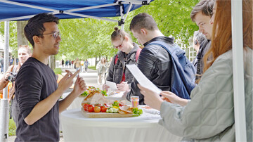 Doktorand Sebastian Mannweiler zählt auf die objektive Rückmeldung und konstruktive Kritik der interessierten Passanten.