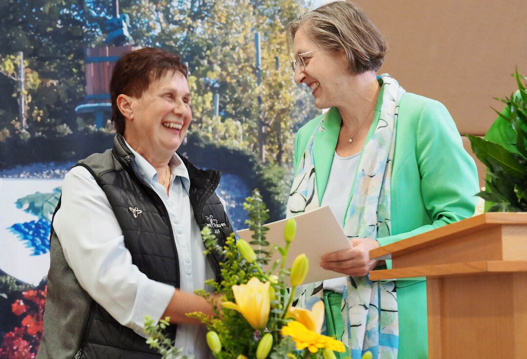 Maria Rummel (l.) erh�lt aus der Hand von B�rgermeisterin Bettina Kist, Lauf, die Landesehrennadel.      