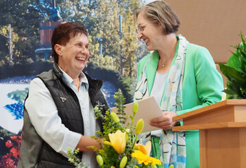Maria Rummel (l.) erh�lt aus der Hand von B�rgermeisterin Bettina Kist, Lauf, die Landesehrennadel. 