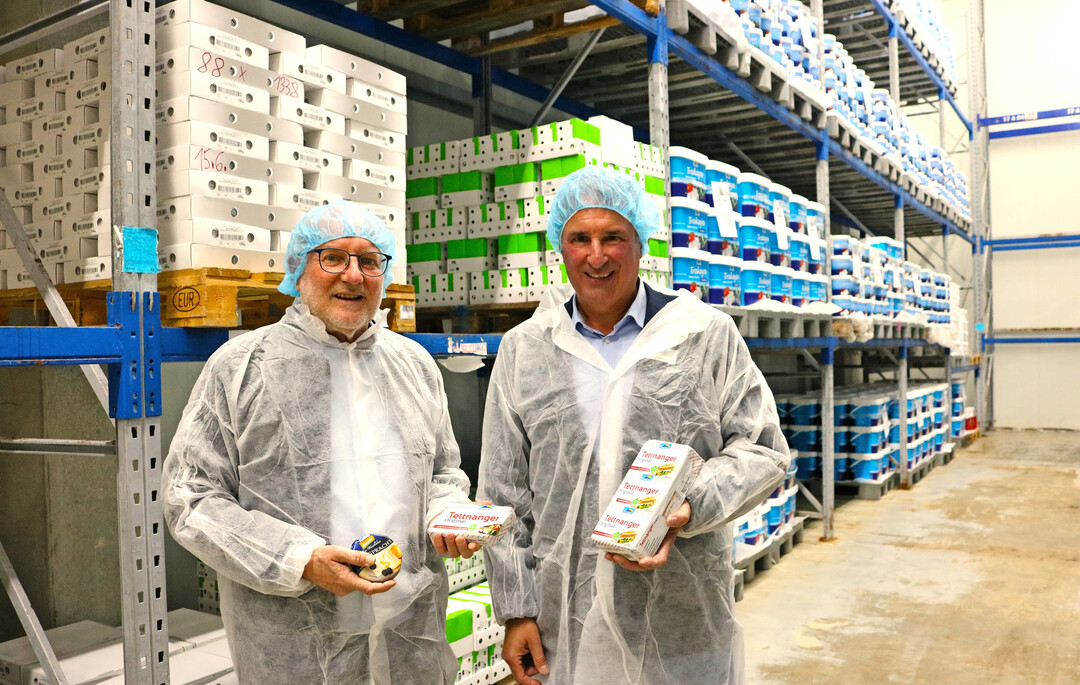 Von Camembert bis zum Hirtenk�se: Rund 500 Besucher besichtigten am 19. April die neuen R�umlichkeiten mit 2000 Quadratmeter Nutzfl�che des modernisierten Bergpracht-Milchwerks in Tettnang-Siggenweiler. Dar�ber freuten sich Karl-Georg Ge�ler, Inhaber und Gesch�ftsf�hrer (l.), und Prokurist Klaus Kollmann, hier im K�hlraum. In einem weiteren so genannten Tiefk�hlraum sorgen fahrbare Regalsysteme f�r maximale Platzausnutzung. Der Raum bietet Kapazit�t f�r insgesamt 700 Paletten, was bei einem Durchschnittsgewicht von 500 Kilogramm pro Einheit einer Lagerleistung von rund 350 Tonnen entspricht.