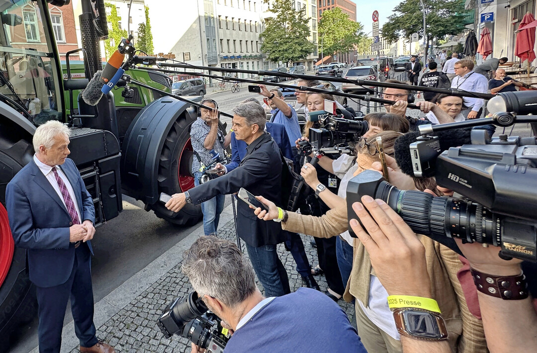 Alois Rainer beim �Amtsantritt� auf dem Deutschen Bauerntag 2025 in Berlin.