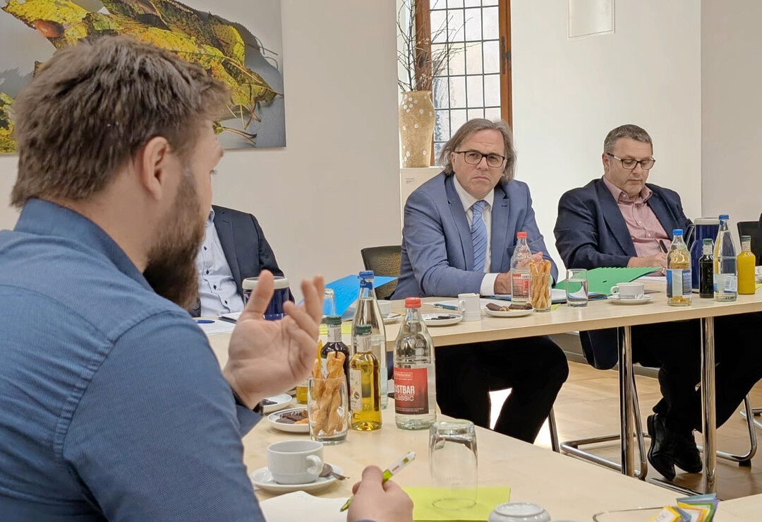 Regierungspr�sident Carsten Gabbert (Mitte) bekam von BLHV-Referent Patrik Heizmann (l.) die Probleme der Landwirte mit FFH-M�hwiesen geschildert. 