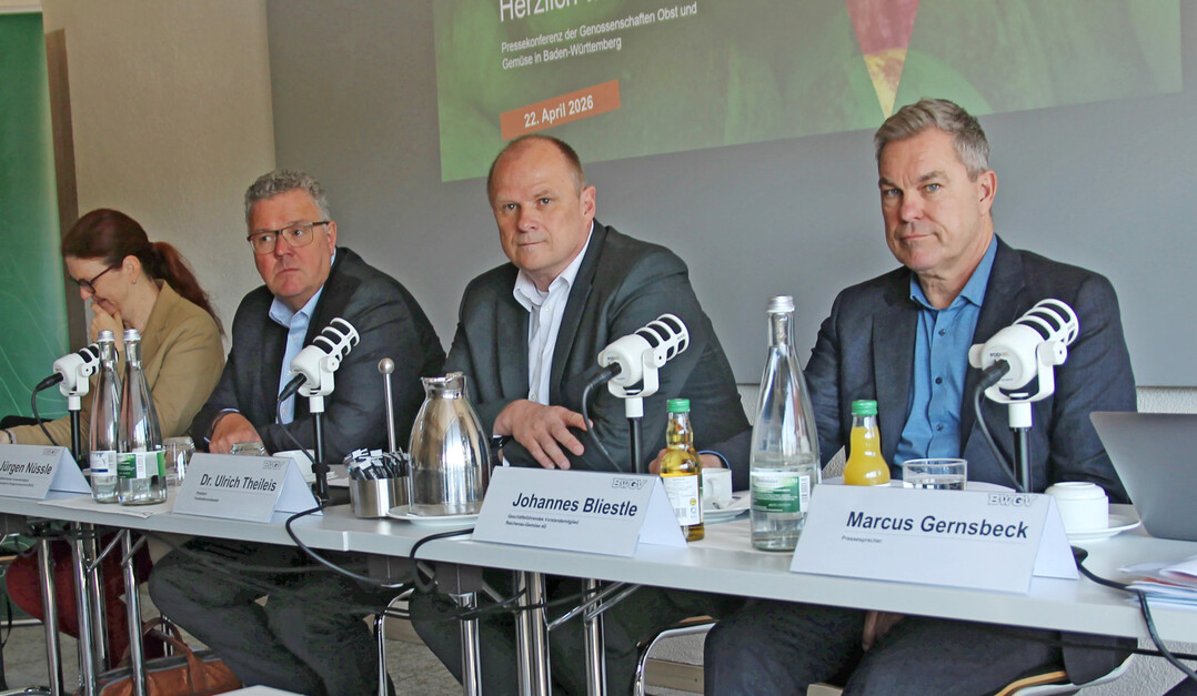 Die genossenschaftliche Obst- und Gem�sewirtschaft erl�uterte in Karlsruhe die wirtschaftliche Lage, v. r.: Johannes Bliestle, Dr. Ulrich Theileis, J�rgen N�ssle und Ute Bader vom BWGV.�