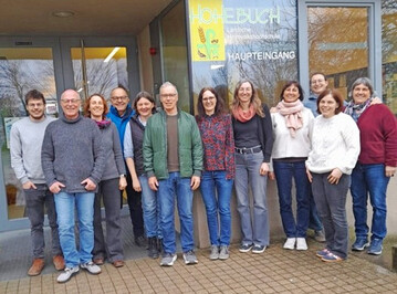 Die neu ausgebildeten ehrenamtlichen Familienberaterinnen und -berater aus Hohebuch mit Ausbilderin Sandra Wei� (m., bunte Jacke).
