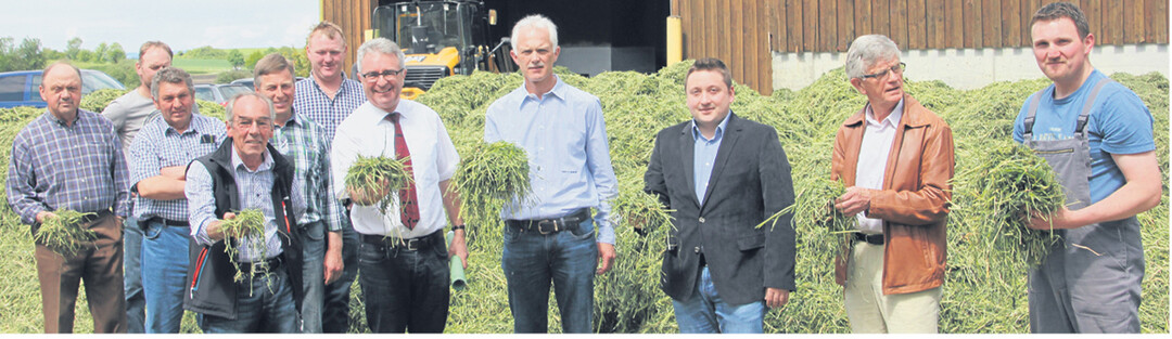 Gras zum Fressen gut: (v. l.) Helmut Blaser, Kurt Brauchle, Hubert Kieble, Hermann Koch, Aufsichtsrat Karl Mast, Aufsichtsratsvorsitzender der GrastrocknungAlexander B�hmer, Paul Locherer, die drei Ortsvorsteher von Reute-Gaisbeuren Wilhelm Heine (stellvertretender Vorstand Bauernverband Allg�u-Oberschwaben), Achim Strobel und Lothar Grobe sowie Karlheinz Maucher.