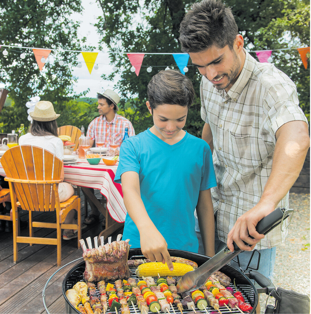Sommerzeit ist Grillzeit! Ob im Garten, auf dem Balkon oder im Park  das feurige Vergn�gen ist bei Jung wie Alt �u�erst beliebt. Laut dem Grillkompass 2017 des Forums Moderne Landwirtschaft, kommt nach wie vor am liebsten Fleisch auf den Grillrost. Doch auch das Gem�se ist im Kommen: Bei den 18- bis 29-J�hrigen grillen satte 54 Prozent Gem�se, bei den 50- bis 65-J�hrigen sind es sogar 57 Prozent. Auch Regionalit�t ist den Deutschen wichtig. 66 Prozent der Befragten gaben an, dass regionale Lebensmittel eine immer gr��ere Rolle spielen.