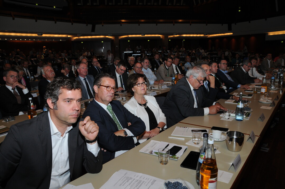 v.l. Andreas M�ller, Refernet; Landwirtschaftsminister Peter Hauk, Ministerialdirigentin Grit Puchan, Hermann F�rber, MdB und Kreisobmann G�ppingen; Josef Rief, MdB