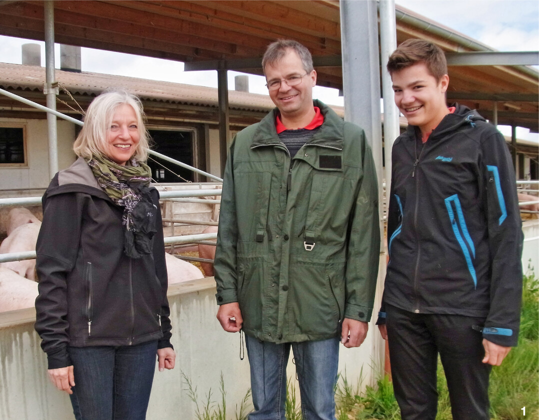 1 Man sieht es den Schweinen an, dass es ihnen gut geht", sagen Elvira, Christoph und Sohn Jakob Hagmeier, seitdem die Tiere in den Auslaufst�llen gehalten werden.