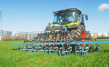 Mit dem LiqInject kommt der N-Dünger circa zehn Zentimeter tief in die Erde.