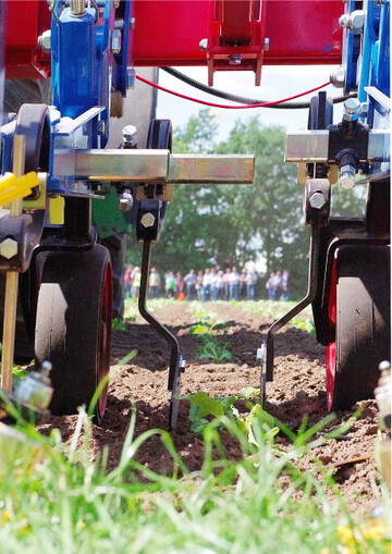 Hinter Hacken k�nnen weitere Anbauger�te mitlaufen, wie eine Fingerhacke.