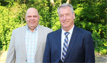 Herbert Klein (re.) mit seinem Nachfolger Uwe R�ttiger im Hof der Alten Turnhalle in Niederstetten. Am Dienstag waren rund 200 Mitglieder und G�ste nach Niederstetten gekommen, um Herbert Klein mit stehendem Applaus zu verabschieden.