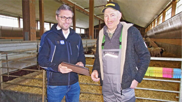 Tagesaktuelle Klimadaten, jederzeit von �berall her abrufbar: Tobias J�ggle (li.), Vertriebsleiter Agrartechnik bei der Firma Lock Antriebstechnik, hat J�rg Schmid (re.) beim Einbau der vollautomatisierten Steuerung f�r die Be- und Entl�ftung des gepachteten, kommunalen Schafstalles beraten.