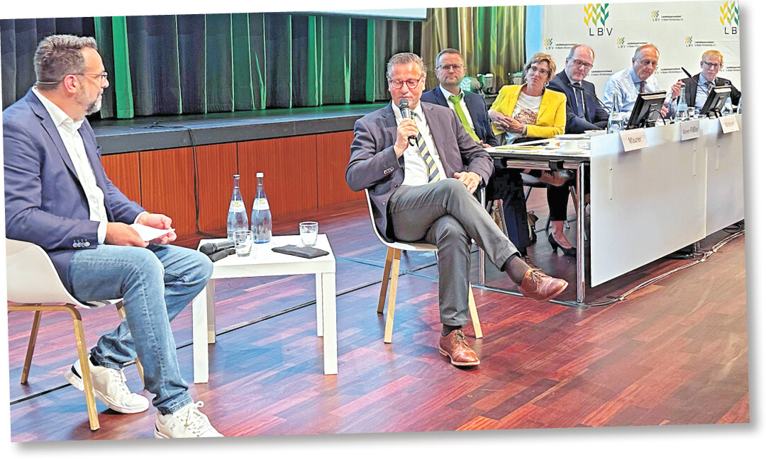 BWagrar-Chefredakteur Guido Krisam (l.) interviewt Landwirtschaftsminister Peter Hauk (2. v. l.). Mit auf dem Podium der LBV-Vorstand mit Gesch�ftsf�hrung.