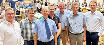 In Oberschefflenz dabei (v. l.): Rainer Houck, B�rgermeister der Gemeinde Schefflenz, Udo Holder vom Vorstand des Kreisbauernverbandes, Albert Gramling, Vorsitzender des Kreisbauernverbandes und die Vorstandsmitglieder Samuel Baier und Alois Gerig sowie Gesch�ftsf�hrer Andreas Sigmund und Dr. Dominik Modrzejewski, Referent im Landesbauernverband Baden-W�rttemberg.