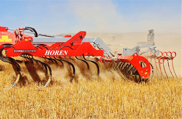 Die Gro�federzahnegge Horen mit auswechselbaren Werkzeugen gibt es bis sechs Meter Arbeitsbreite.