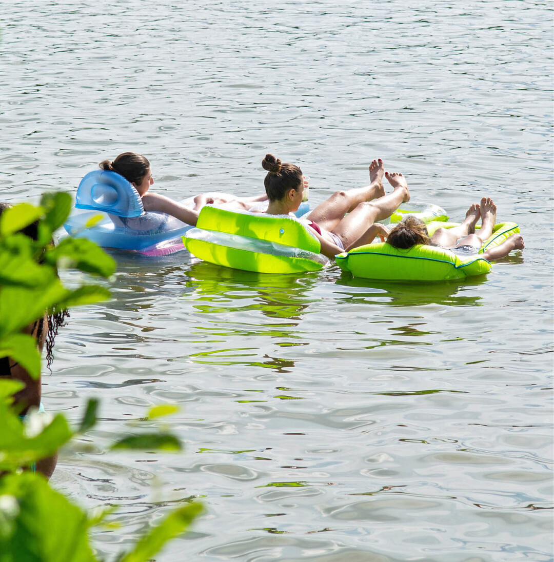 Badeseen in Baden-W�rttemberg haben eine gute Wasserqualit�t In den meisten Seen und Gew�ssern in Baden-W�rttemberg k�nnen die Menschen auch in diesem Sommer bedenkenlos baden. Erneut weisen nahezu alle Badegew�sser im Land eine hervorragende Wasserqualit�t auf. Dies geht aus der aktuellen Badegew�sserkarte des Landesgesundheitsamts hervor. Von den 312 regelm��ig kontrollierten Badestellen sind 303 Seen als sehr gut" oder gut" bewertet. Damit sind fast alle Seen in Baden-W�rttemberg zum Baden geeignet und werden auf der Badegew�sserkarte entsprechend blau und gr�n dargestellt. Lediglich ausreichende" Qualit�t haben vier Badestellen, n�mlich der Baggersee Eggenstein im Kreis Karlsruhe, die Badestelle H�rschwag an der Lauchert im Zollernalbkreis, der Baggersee Aileswasen im Kreis Esslingen sowie der Badesee Hermuthausen im Hohenlohekreis. Zwei Badestellen, der Holzm�hleweier bei Vogt im Kreis Ravensburg und der Sunthauser See im Schwarzwald-Baar-Kreis, sind mangelhaft" und deshalb zum Baden gesperrt. Sie wiesen in den vergangenen Jahren zeitweilig hygienische Belastungen auf. Die Gesundheits�mter entnehmen w�hrend der Badesaison, die in Baden-W�rttemberg in der Regel vom 1. Juni bis zum 15. September dauert, mindestens einmal im Monat Wasserproben und veranlassen eine Untersuchung im Labor. Die Badegew�sserkarte mit den aktuellen Ergebnissen der getesteten Seen finden Sie im Netz unter badegewaesserkarte.landbw.de.