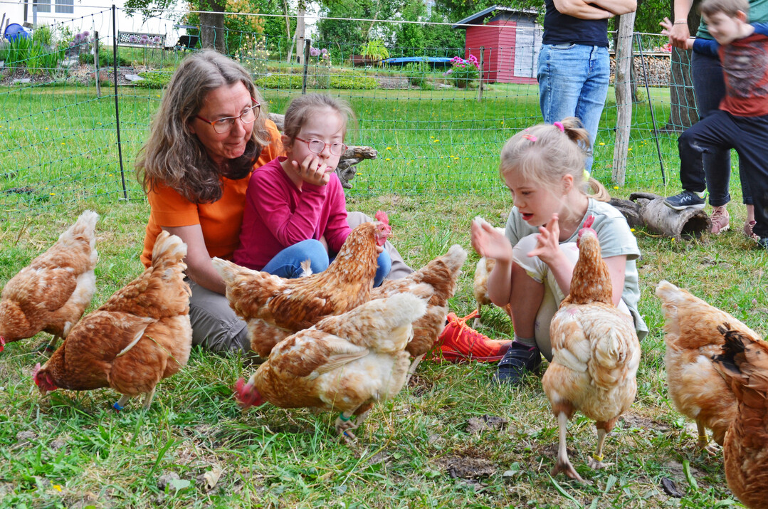 Leonie (rechts) spricht beim Logopäden kaum ein Wort, aber bei den Hühnern wird sie ein richtiges Plappermaul. Diese Effekte liebt Andrea Göhring (links) an der Arbeit mit Bauernhoftieren.