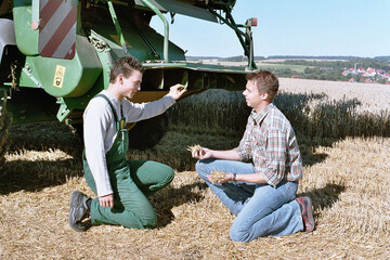 F�r kurze H�cksell�ngen m�ssen Messer und Gegenmesser scharf sein. Die Gegenschneide wird weiter eingeschwenkt.