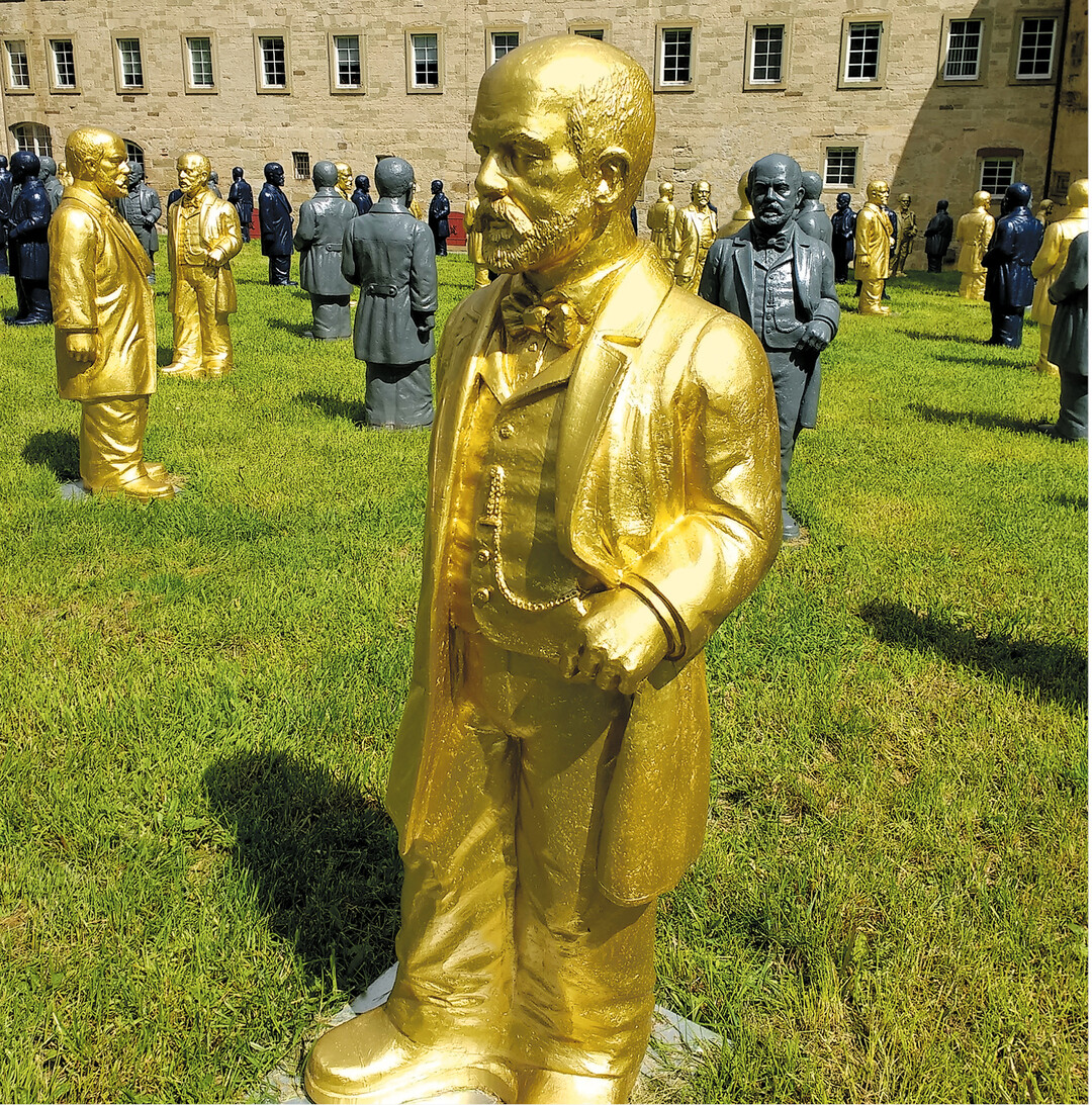 Kennen Sie diesen Herren? Am Schloss in Schorndorf ist er in zahlreichen Exemplaren vertreten. Mit der Installation des Konzeptk�nstlers Ottmar H�rl ehrt die Stadt im Rahmen der Landesgartenschau ihren ber�hmtesten Sohn: Gottlieb Daimler. Die Skulpturen sind zu erwerben.