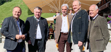 Schulterschluss f�r die Zukunft der Berglandwirtschaft (v. l.): Josef Geisler, Bauernbund Tirol; Walter Heidl, Bayerischer Bauernverband; Arnold Schuler, Landrat S�dtirol; Joachim Rukwied, Landesbauernverband; Leo Tiefenthaler, S�dtiroler Bauernbund.