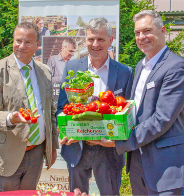 (v. l.) Landwirtschaftsminister Peter Hauk mit den Vertretern der Reichenau-Gem�se eG, Christian M�ller und Johannes Bliestle. Foto: Reichenau-Gem�se/Mende