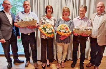 Die langj�hrigen Vorstandsmitglieder Albrecht Stier (2. v. l.) und Siegfried Bruder (2. v. r., mit ihren Frauen) wurden von Matthias Frie� (l.) und Uwe R�ttiger (r.) geb�hrend verabschiedet.