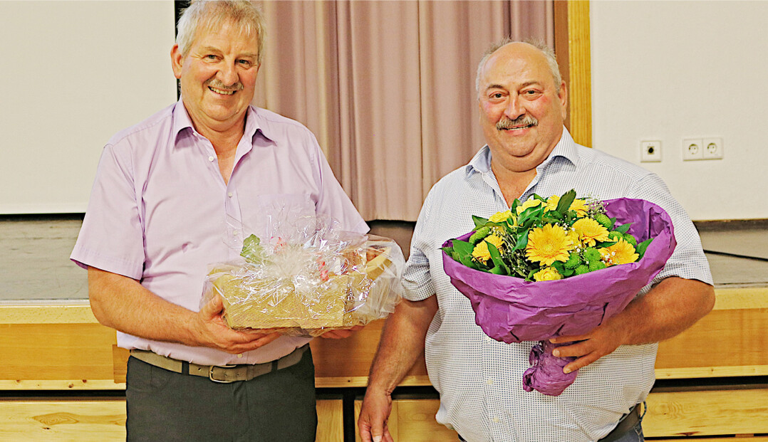Ehrungen mit Geschenkkorb und Blumen: Der Vorsitzende Walter Bauer (links) bedankte sich im Namen aller Mitglieder bei Erwin B�ssler f�r sein jahrzehntelanges Engagement im Aufsichtsrat.