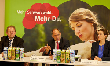 Erfolgreiche Entwicklung in einem hart umk�mpften Milchmarkt: Gesch�ftsf�hrer Andreas Schneider (Mitte) stellt auf der Pressekonferenz die Bilanz 2018 dar.