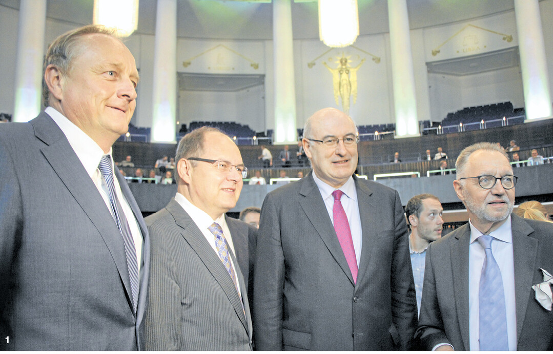 Gastgeber Joachim Rukwied, alter und neuer Pr�sident des DBV, konnte beim Deutschen Bauerntag 2016 hochkar�tige G�ste in Hannover begr��en: Bundeslandwirtschaftsminister Christian Schmidt, EU-Agrarkommissar Phil Hogan und den DBV-Ehrenpr�sidenten Gerd Sonnleitner (v. l.).