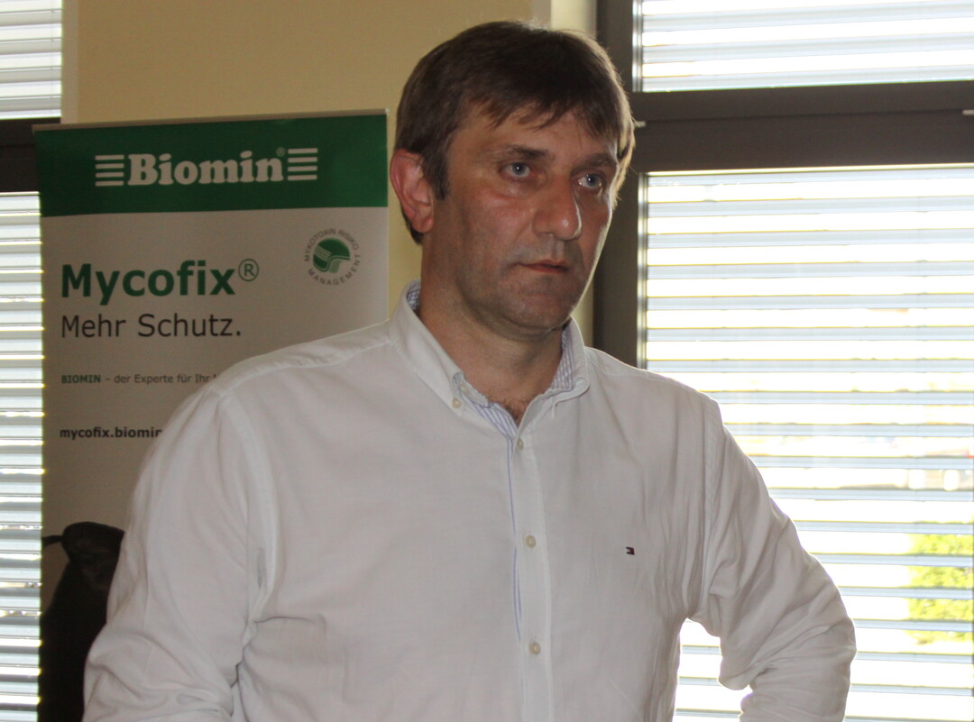 Mehr Makro-, dafür weniger Mikronährstoffe: Prof. Dr. Georg Dusel von der Fachhochschule Bingen plädierte in seinem Vortrag auf der LAF-Tagung in Erbach-Dellmensingen für eine wieder mehr an den Hauptnährstoffen orientierte Fütterung bei den Aufzuchtferkeln.Mit Zusatzstoffen allein ließen sich keine Probleme lösen, machte der Ernährungsexperte deutlich.