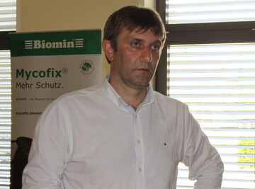 Mehr Makro-, daf�r weniger Mikron�hrstoffe: Prof. Dr. Georg Dusel von der Fachhochschule Bingen pl�dierte in seinem Vortrag auf der LAF-Tagung in Erbach-Dellmensingen f�r eine wieder mehr an den Hauptn�hrstoffen orientierte F�tterung bei den Aufzuchtferkeln.Mit Zusatzstoffen allein lie�en sich keine Probleme l�sen, machte der Ern�hrungsexperte deutlich. 