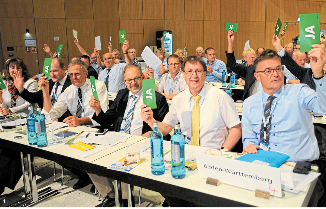 Mit rund 40 Delegierten war der Landesbauernverband in Baden-W�rttemberg nach Wiesbaden gereist. (erste Reihe v. r.) Hauptgesch�ftsf�hrer Peter Kolb, sein Stellvertreter Horst Wenk, die Vizepr�sidenten Klaus Mugele, Gerhard Glaser und Hans-Benno Wichert sowie die Pr�sidentin des Landfrauenverbandes W�rttemberg-Hohenzollern, Juliane Vees.