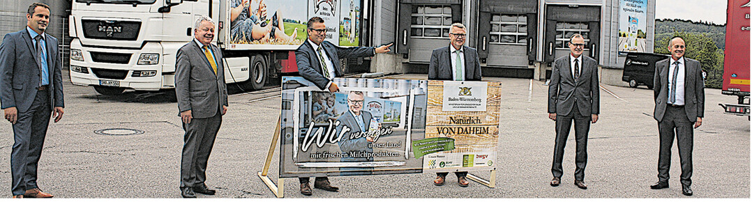 Mit Kampagne-Plakat f�r frische Milchprodukte von daheim werben: (v. l.) der Aufsichtsratsvorsitzende der Hohenloher Molkerei Ralf Klenk; Arnulf von Eyb, MdL CDU; Minister Peter Hauk; Gesch�ftsf�hrer Martin Boschet; BWGV-Pr�sident Dr. Roman Glaser und der Vorstandsvorsitzende Manfred Olbrich.