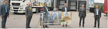 Mit Kampagne-Plakat für frische Milchprodukte von daheim werben: (v. l.) der Aufsichtsratsvorsitzende der Hohenloher Molkerei Ralf Klenk; Arnulf von Eyb, MdL CDU; Minister Peter Hauk; Geschäftsführer Martin Boschet; BWGV-Präsident Dr. Roman Glaser und der Vorstandsvorsitzende Manfred Olbrich.