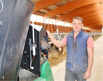 Passt das Futter? Betriebsleiter Peter Schad kontrolliert die t�gliche Ration f�r die Mastbullen.